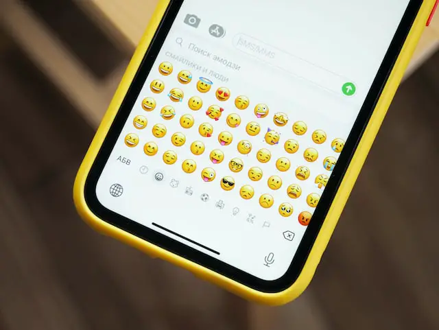 Emojis in Social Media: Welche Bedeutung haben Smileys, Herzen, Auberginen& Co. wirklich?